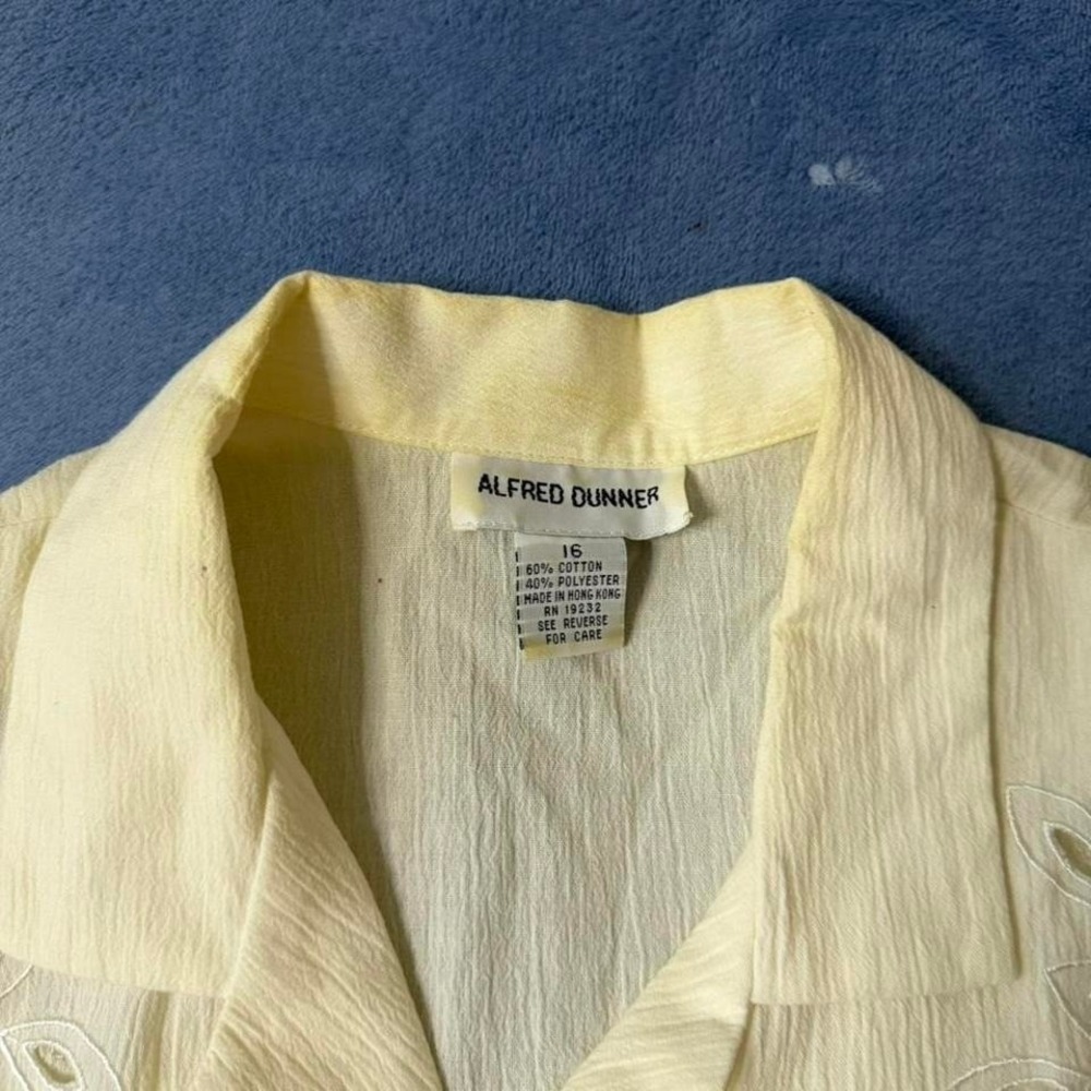 Vintage Alfred Dunner cream blouse with embroidered flowers. Size: 16 - Picture 4 of 5